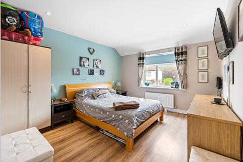 17 Lyndhurst Road, Reigate, RH2 8JW