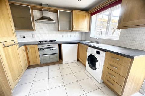 3 bedroom terraced house to rent, Roundhouse Crescent, Peacehaven, BN10 8GL