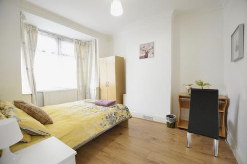 3 bedroom terraced house to rent, Hollybush Street, Plaistow, E13