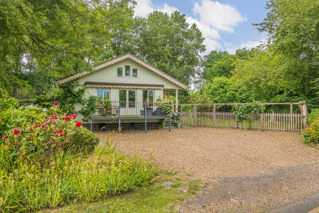 Towpath, Shepperton, TW17 3 bed bungalow for sale £1,250,000