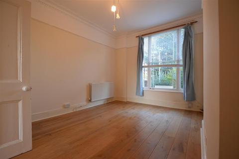 Studio to rent, St Leonards Road, Surbiton