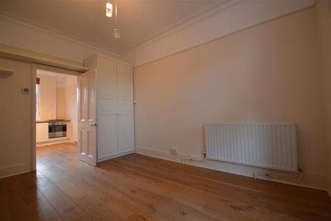 Studio to rent, St Leonards Road, Surbiton