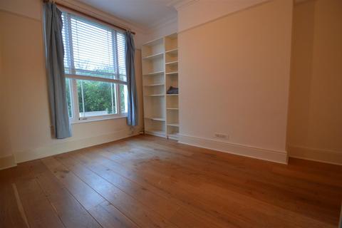 Studio to rent, St Leonards Road, Surbiton