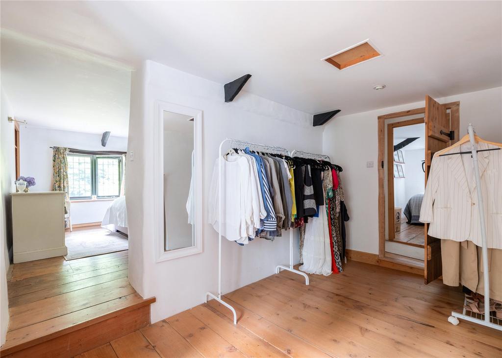 Walk-In-Wardrobe