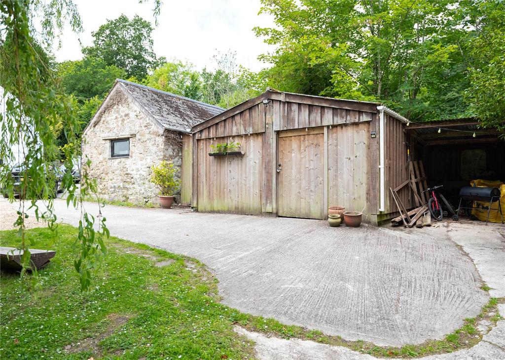 Garge / Outbuildings