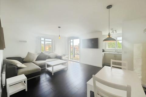 2 bedroom apartment to rent, Redwood Avenue, South Shields