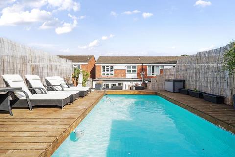 73 Angus Close, Chessington, KT9 2BN