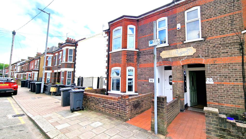 Two bedroom first floor flat available for sale l