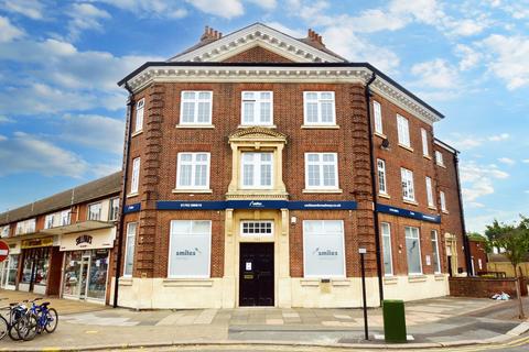 3 bedroom retirement property to rent, The Broadway, Southend-On-Sea, SS1