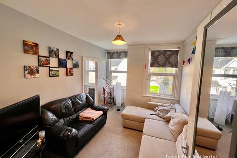 2 bedroom flat to rent, Leighton Road