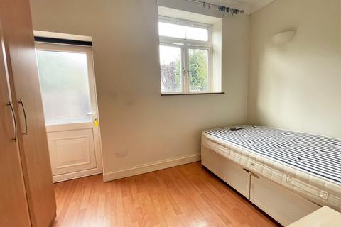 3 bedroom flat to rent, Montana Road, SW17