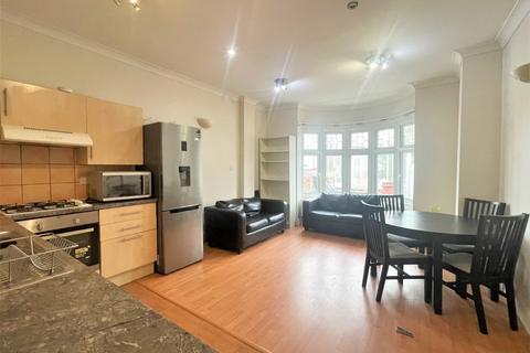 3 bedroom flat to rent, Montana Road, SW17