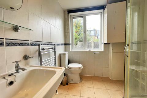 3 bedroom flat to rent, Montana Road, SW17