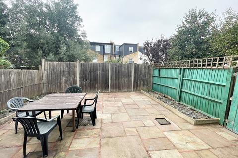 3 bedroom flat to rent, Montana Road, SW17