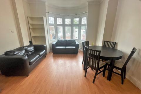 3 bedroom flat to rent, Montana Road, SW17