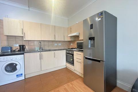 3 bedroom flat to rent, Montana Road, SW17