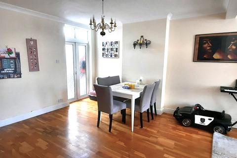 3 bedroom end of terrace house to rent, Parkgate Road, Watford, WD24