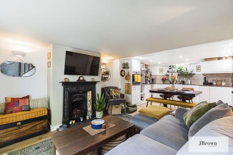 62 Eastway, London, E9 5JH