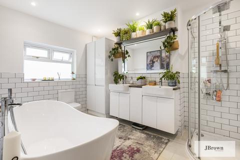 62 Eastway, London, E9 5JH