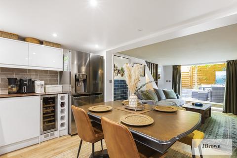 62 Eastway, London, E9 5JH