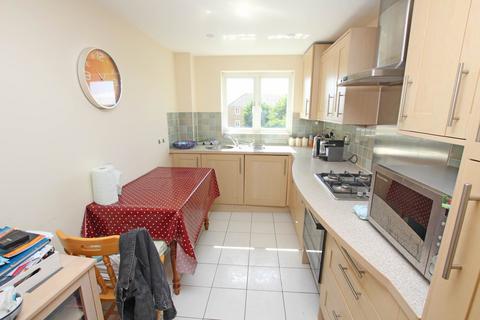 3 bedroom flat for sale, St Kitts Drive, Eastbourne, BN23 5TL