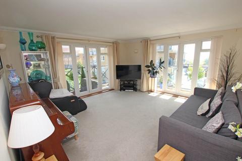 3 bedroom flat for sale, St Kitts Drive, Eastbourne, BN23 5TL