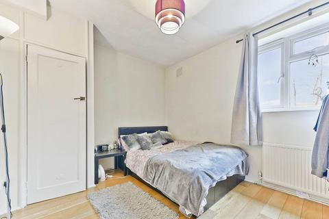 3 bedroom flat to rent, Gravenel Gardens, Tooting, London, SW17