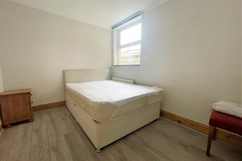 3 bedroom flat to rent, Tooting Bec Road, SW17