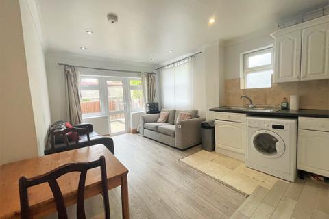 3 bedroom flat to rent, Tooting Bec Road, SW17