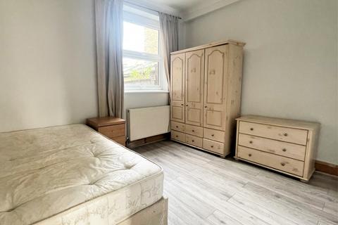 3 bedroom flat to rent, Tooting Bec Road, SW17