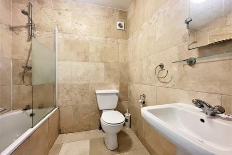 3 bedroom flat to rent, Tooting Bec Road, SW17