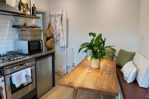 2 bedroom apartment to rent, Northcote Road, London, Clapham