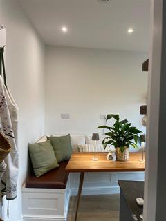 2 bedroom apartment to rent, Northcote Road, London, Clapham