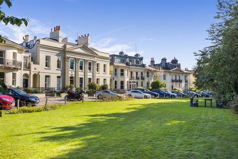 17 Hanover Crescent, Brighton, BN2 9SB