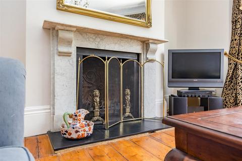 17 Hanover Crescent, Brighton, BN2 9SB