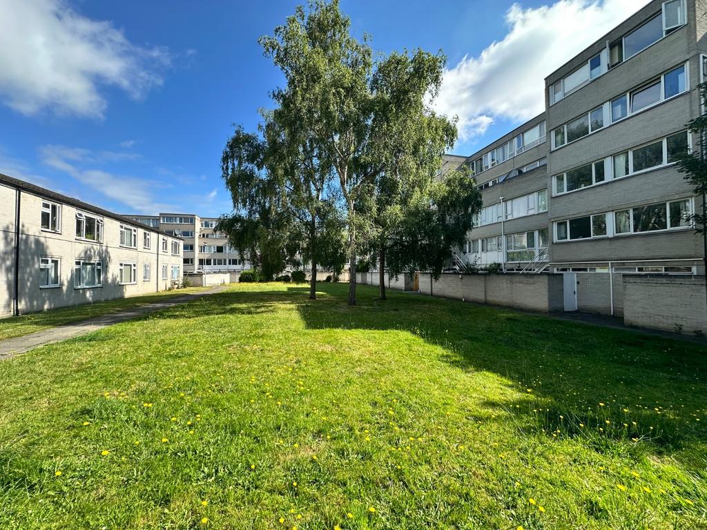Charles House, Ward Royal, Windsor, SL4 2 bed apartment for sale £315,000