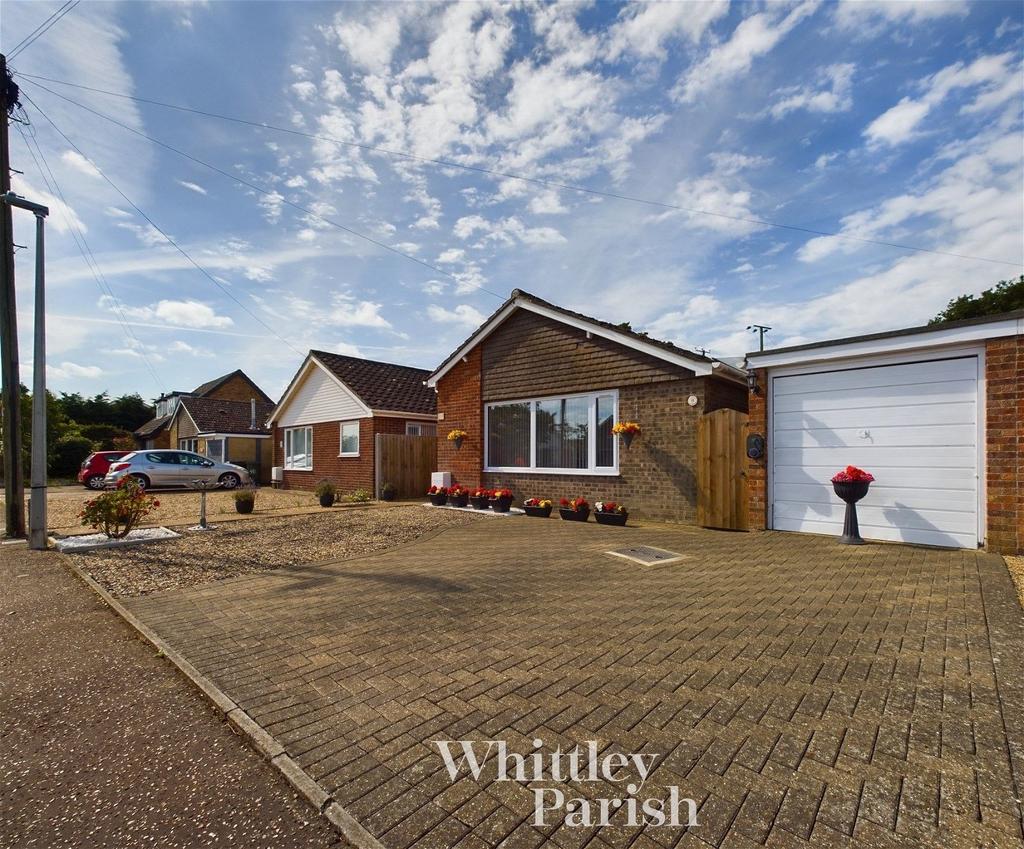 Poplar Way, Attleborough NR17 3 bed detached bungalow for sale £325,000