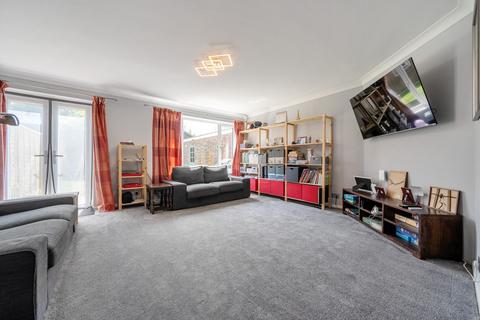 4 bedroom semi-detached house to rent, Mayfair Drive, Newbury, RG14