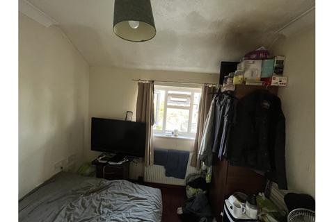 1 bedroom in a house share to rent, Blackmore Crescent, Woking GU21