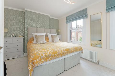 19 Balfour Road, London, W13 9TN