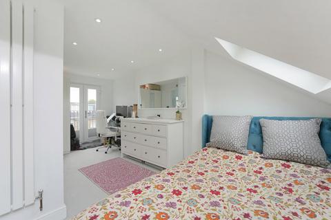 19 Balfour Road, London, W13 9TN
