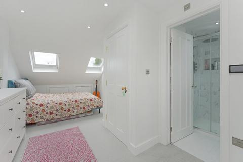 19 Balfour Road, London, W13 9TN