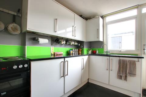 2 bedroom end of terrace house for sale, SHOLING! TWO DOUBLE BEDROOMS! GORGEOUS LOUNGE/DINER!
