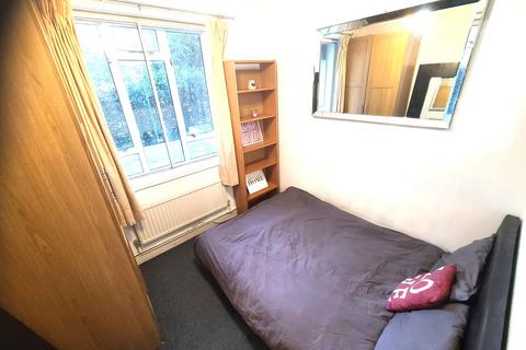 Studio to rent, Kings Road, London SW10