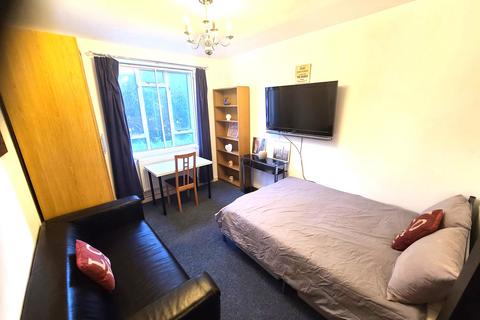 3 bedroom flat to rent, Kings Road, London SW10