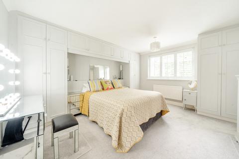 3 bedroom flat for sale, Park Lawn, Farnham Royal, SL2