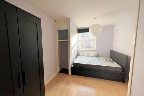 4 bedroom flat to rent, Brayford Square, London E1 0SG