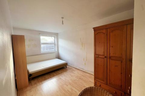 4 bedroom flat to rent, Brayford Square, London E1 0SG