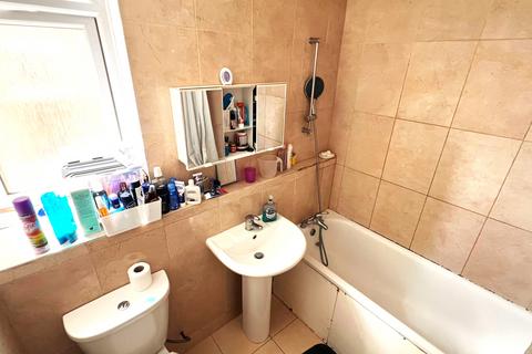 2 bedroom flat to rent, Redbridge Lane East, Ilford IG4