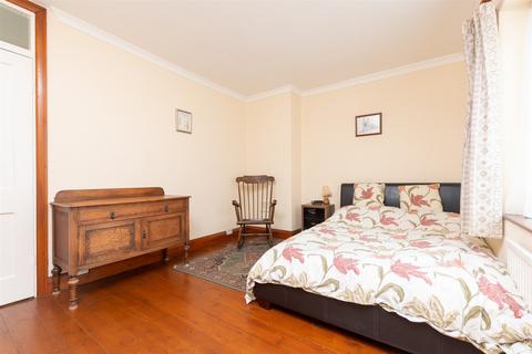 64 Dickens Road, Gravesend, DA12 2JZ